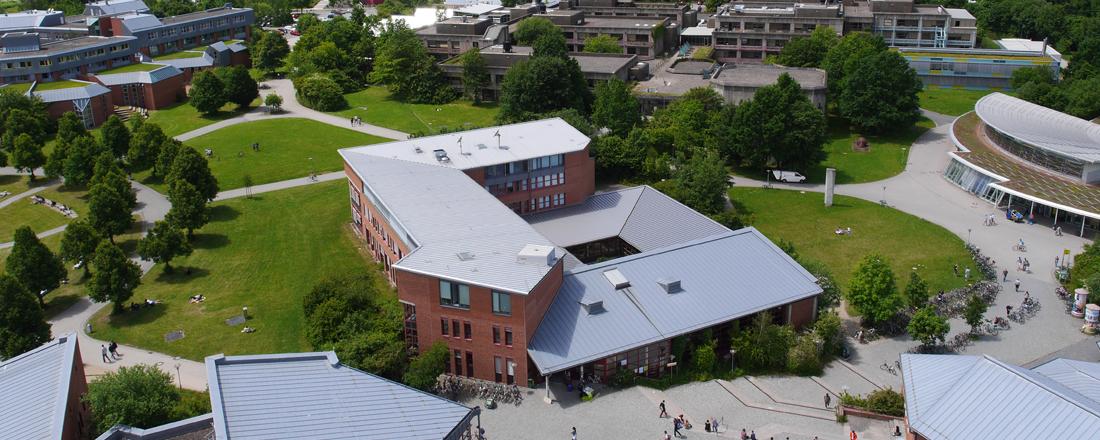 Gebäude GW I der Universität Bayreuth aus der Vogelperspektive.